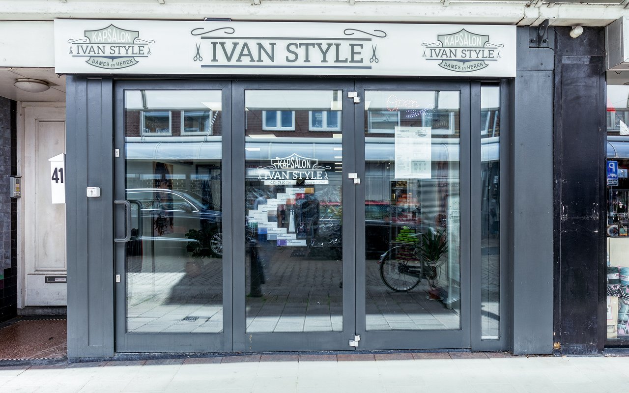 De winkelpui van Kapsalon Ivan Style met het Ivan Style bord boven de glazen deuren