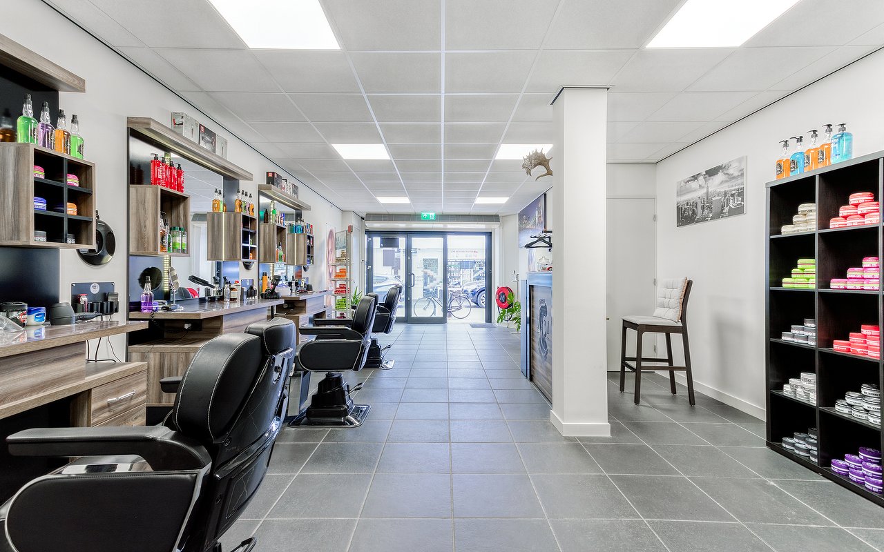 Kappersstoelen met zicht op de glazen voordeur