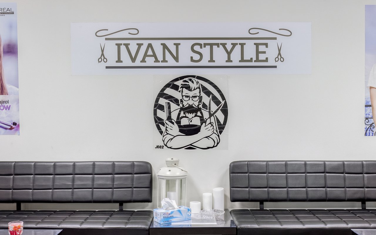 De wand bij de wachtbanken met het Ivan Style bord en het embleem van een kapper met baard